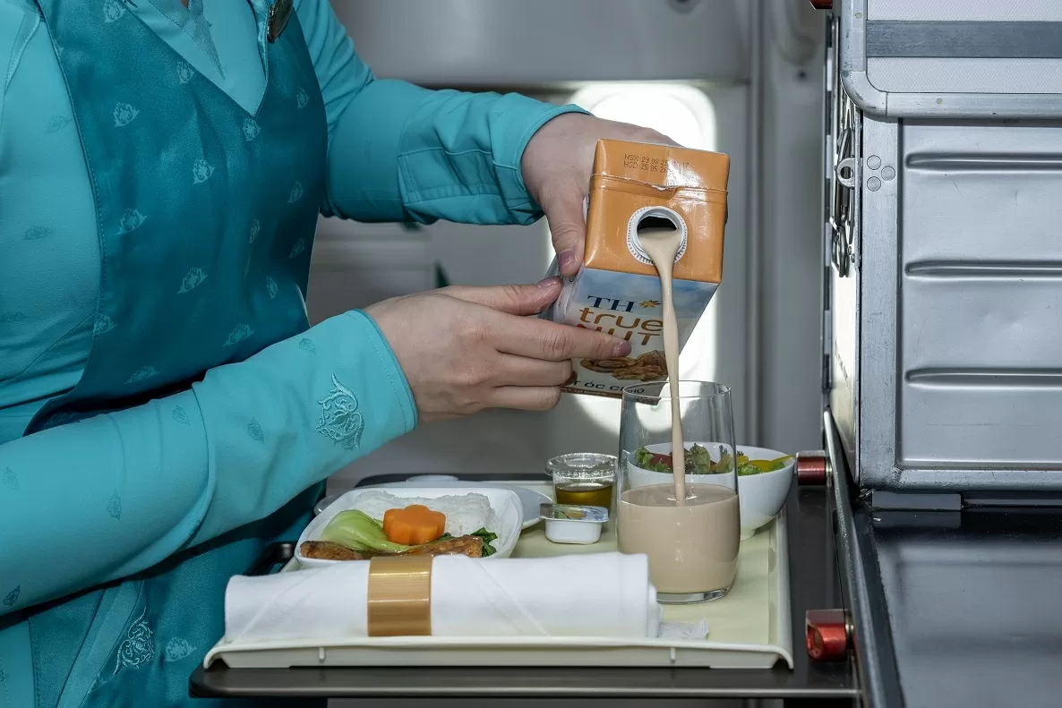 Trải nghiệm sản phẩm cao cấp, hoàn toàn từ thiên nhiên của TH trên các chuyến bay Vietnam Airlines