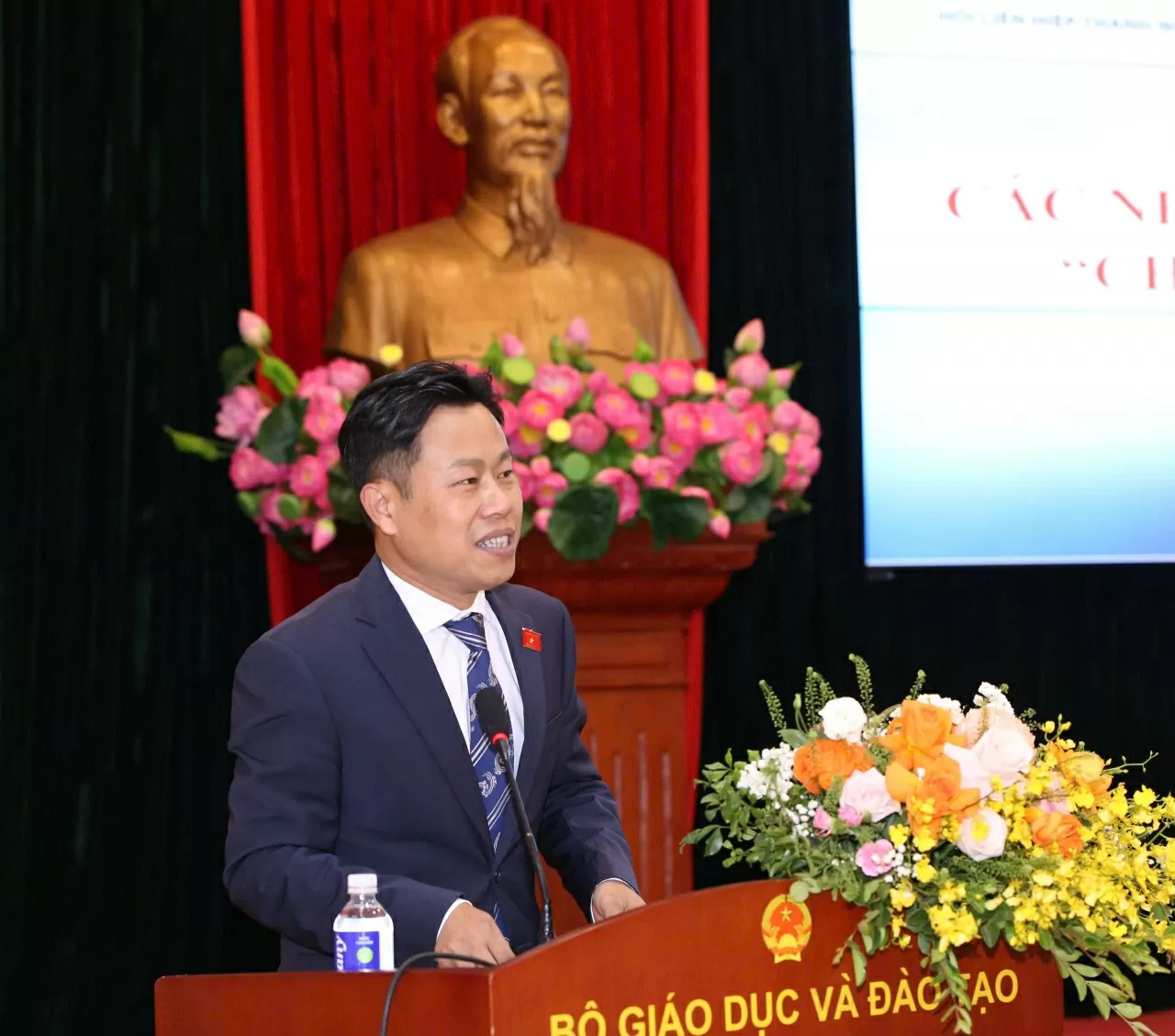 Bộ GD&ĐT vinh danh 80 giáo viên xuất sắc trong chương trình Chia sẻ cùng thầy cô 2025