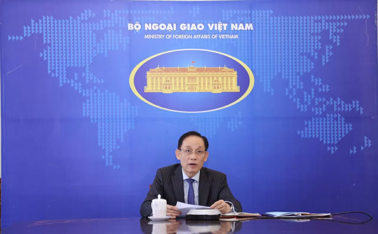 Bí thứ Trung ương Đảng, Bộ trưởng Ngoại giao Lê Hoài Trung dự trực tuyến và phát biểu tại phiên khai mạc. (Ảnh: Thành Long)