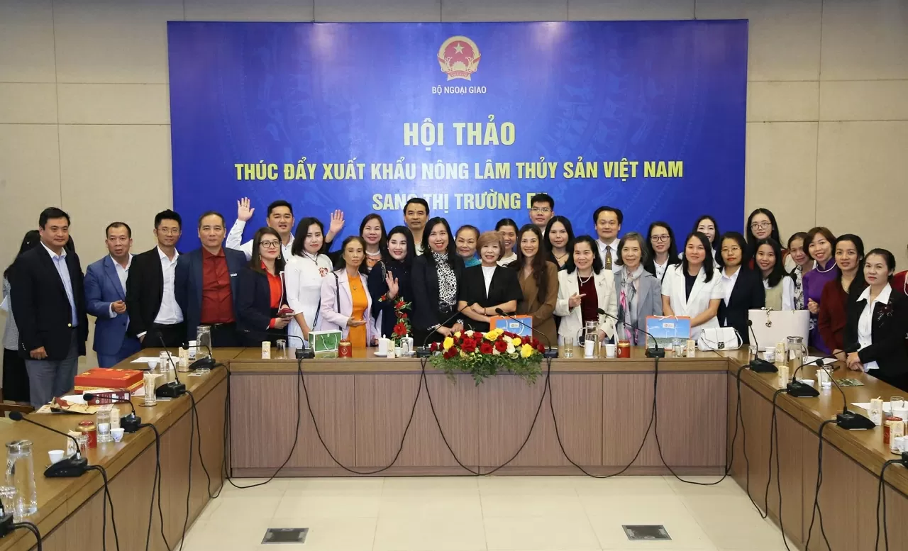 Thứ trưởng Ngoại giao Lê Thị Thu Hằng chụp ảnh lưu niệm cùng với