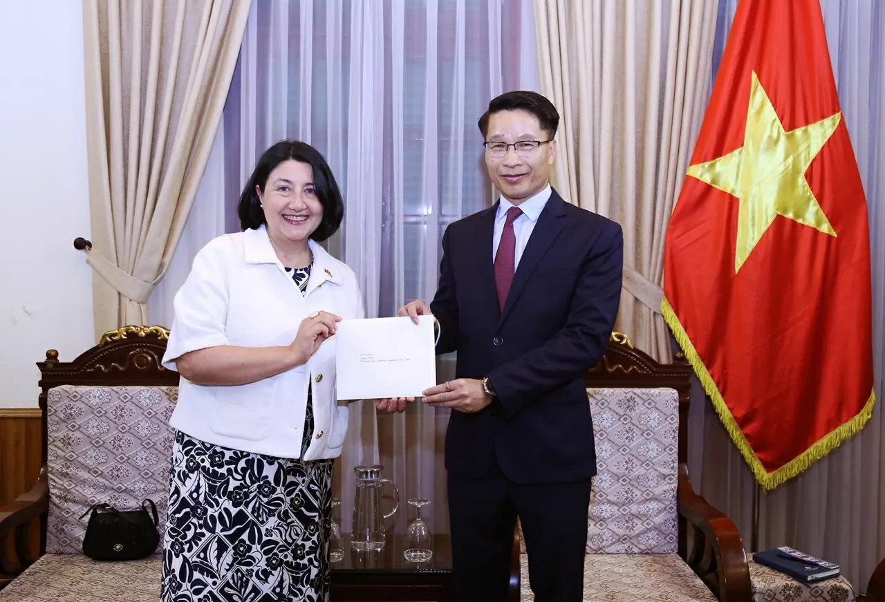 Le directeur du Département du protocole d’État et de l’interprétation diplomatique (relevant du ministère vietnamien des Affaires étrangères), Pham Binh Dam (à droite), reçoit l’ambassadrice du Chili au Vietnam, Nasly Isabel Bernal Prado. Photo : baoquocte.vn