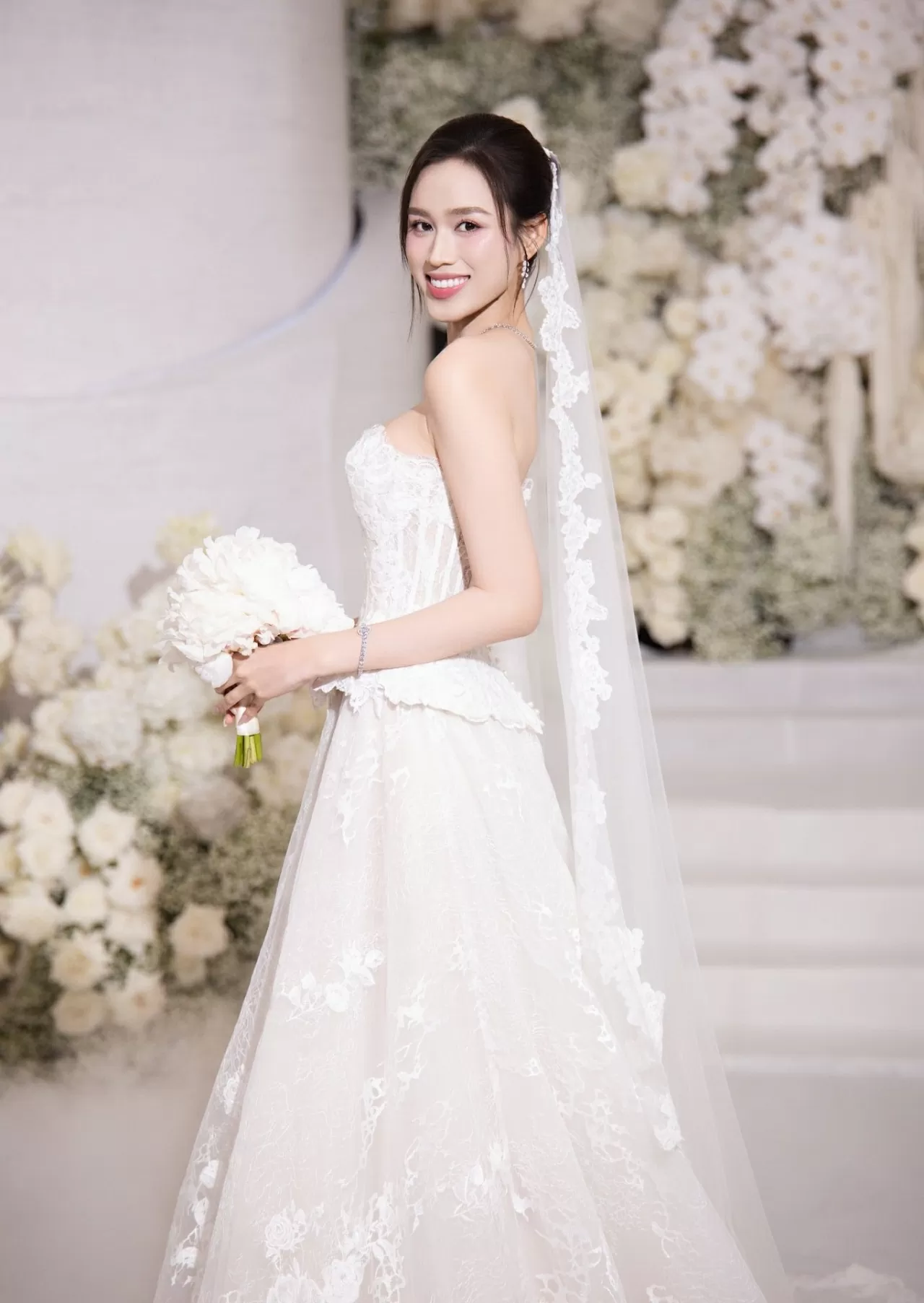 Hoa hậu Đỗ Thị Hà xả loạt ảnh cưới đẹp nên thơ