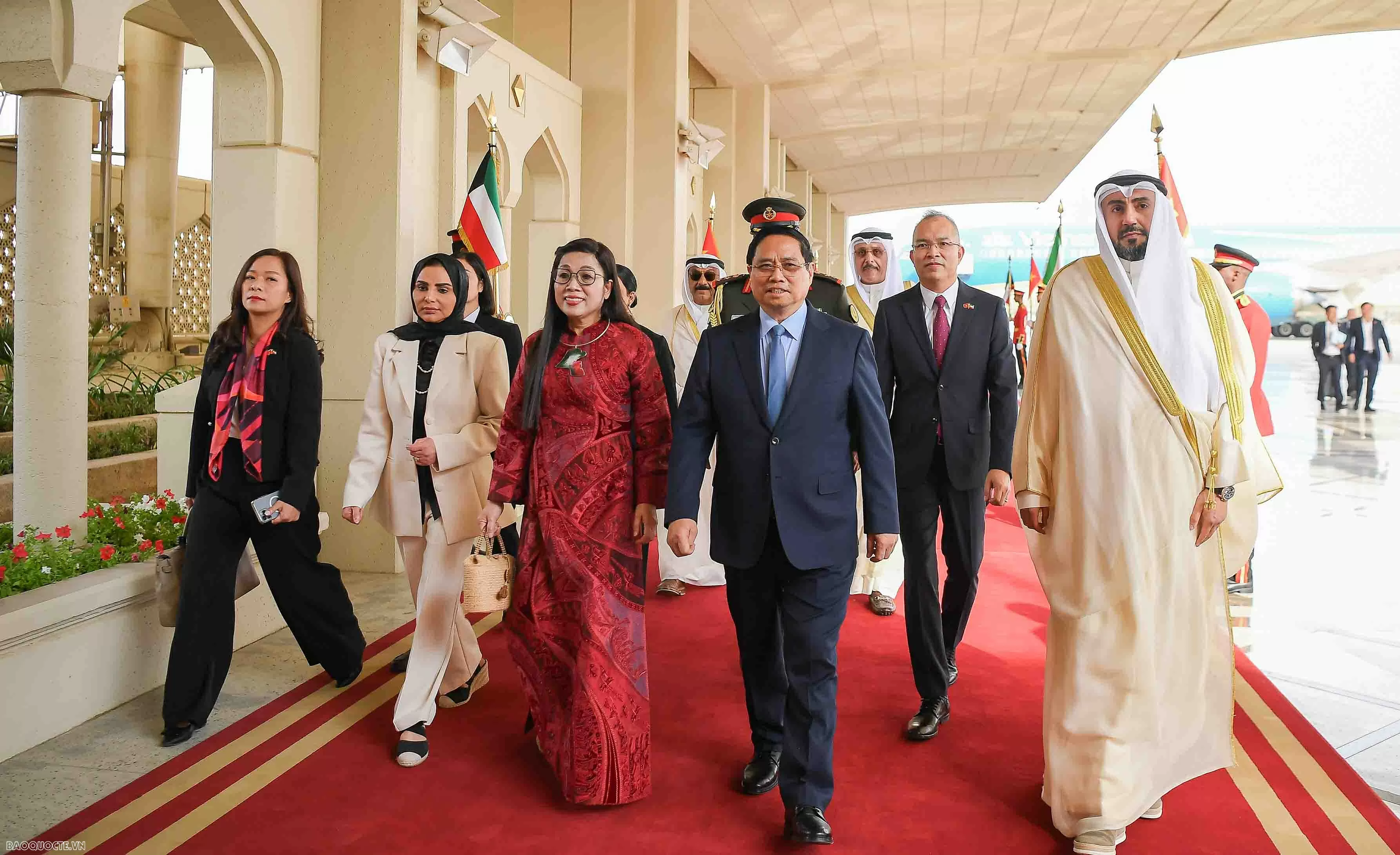 Thủ tướng Phạm Minh Chính và Phu nhân đến thành phố Kuwait, bắt đầu thăm chính thức Kuwait
