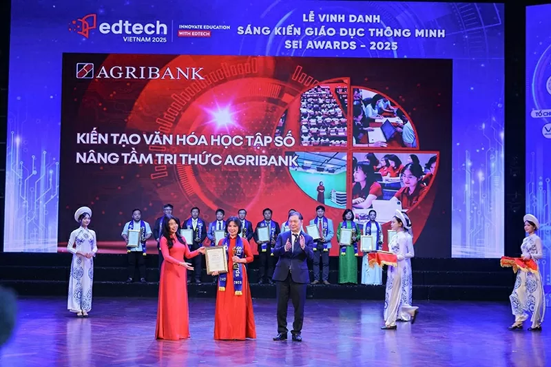 Bà Lê Thu Hà, Phó Chủ nhiêm Văn Phòng Quốc Hội và Ông Phan Xuân Dũng, Chủ tịch Liên hiệp các Hội Khoa học và Kỹ thuật Việt Nam trao giải cho Đại diện Ngân hàng Agribank tại Chương trình. Ảnh: Hoàng Hiếu TTXVN