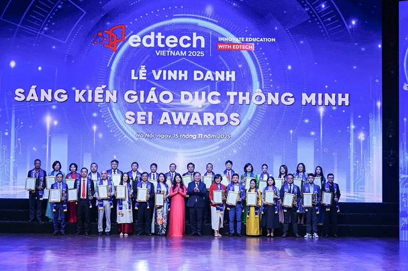 Các đơn vị được vinh danh ở hạng mục Môi trường giáo dục của năm và Ảnh hưởng giáo dục của năm. Ảnh: Hoàng Hiếu TTXVN