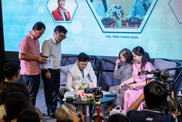 Ra mắt sách ‘Hành trình dưới sóng: Gần hai thập kỷ với nghề phát thanh’ Ra mắt sách ‘Hành trình dưới sóng': Lát cắt trung thực của nghề báo nói