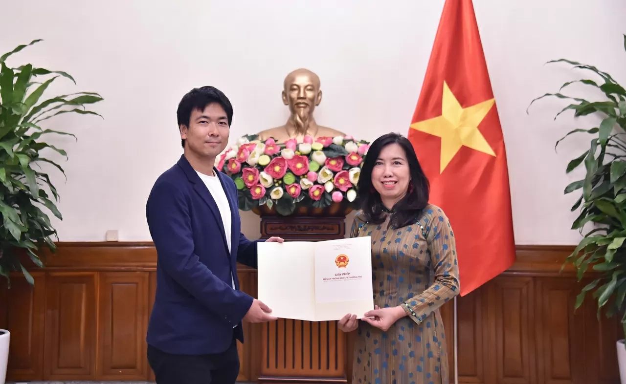 Thứ trưởng Ngoại giao Lê Thị Thu Hằng đã chủ trì Lễ trao Giấy phép mở lại Văn phòng thường trú cho Hãng truyền hình NDN. (Ảnh: Thành Long)