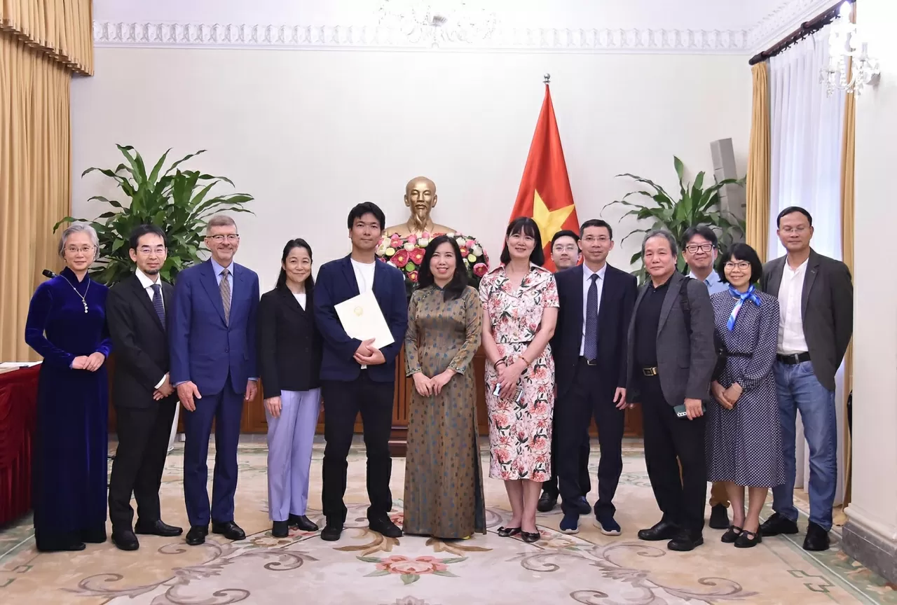 Các đại biểu chụp bức ảnh lưu niệm. (Ảnh: Thành Long)
