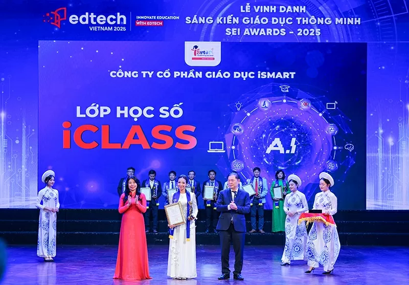 Khoảnh khắc vinh dự khi đại diện iSMART Education nhận cúp và chứng nhận - ghi nhận những đóng góp xuất sắc của Lớp học số iCLASS. Khoảnh khắc vinh dự khi đại diện iSMART Education nhận cúp và chứng nhận - ghi nhận những đóng góp xuất sắc của Lớp học số iCLASS.