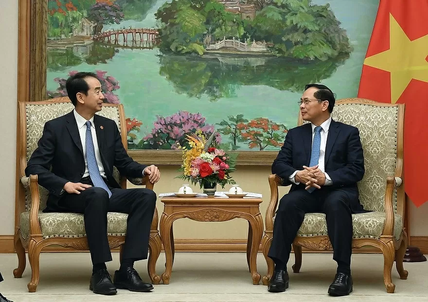 Phó Thủ tướng Bùi Thanh Sơn đề nghị Việt Nam và Trung Quốc dành ưu tiên cao cho hợp tác đường sắt Phó Thủ tướng Bùi Thanh Sơn đề nghị Việt Nam và Trung Quốc dành ưu tiên cao cho hợp tác đường sắt