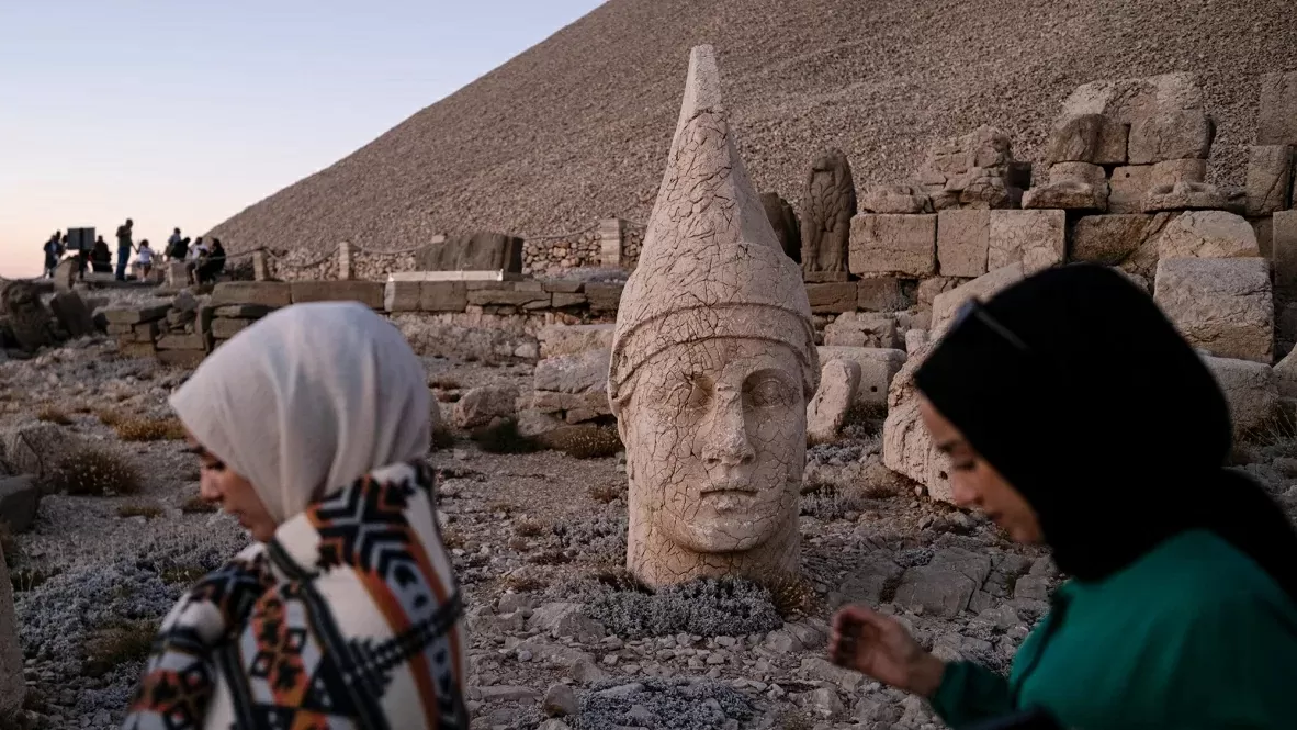 “Ngai vàng của các vị thần” ở Nemrut, Thổ Nhĩ Kỳ “Ngai vàng của các vị thần” ở Nemrut, Thổ Nhĩ Kỳ