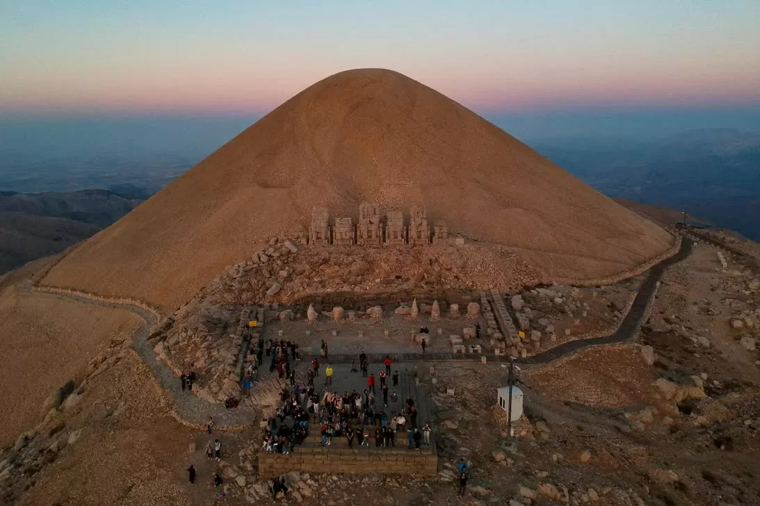 “Ngai vàng của các vị thần” ở Nemrut, Thổ Nhĩ Kỳ “Ngai vàng của các vị thần” ở Nemrut, Thổ Nhĩ Kỳ