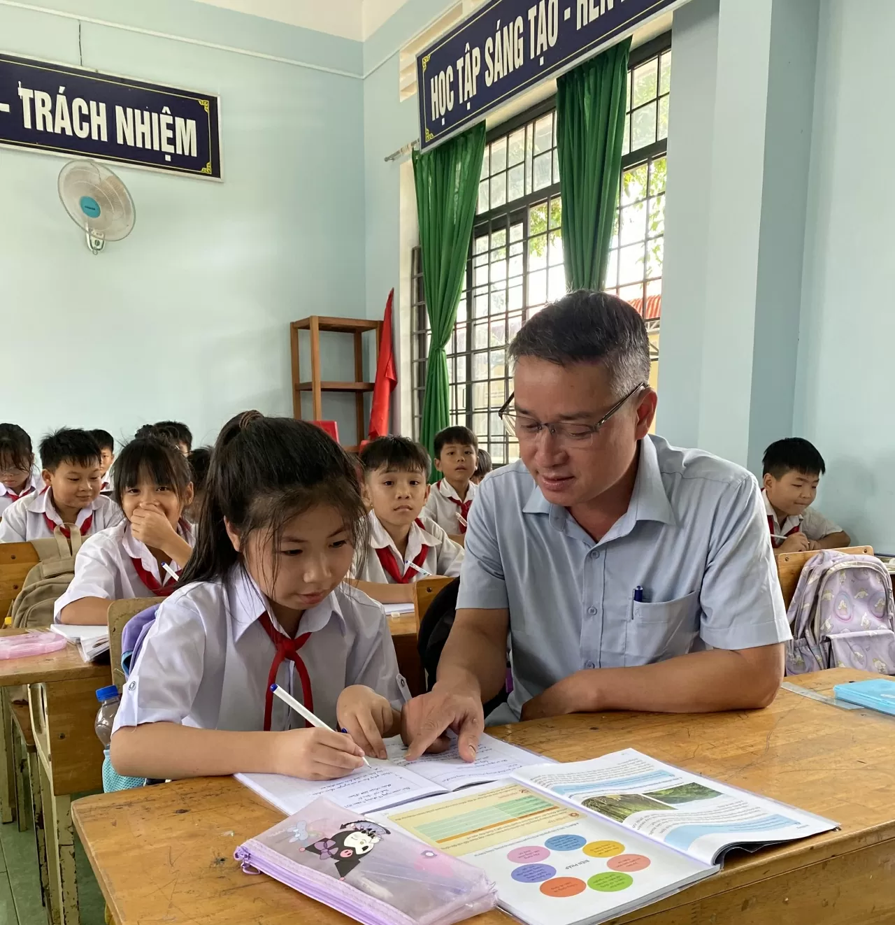 Thầy giáo thầm lặng gieo mầm tương lai trên biên giới Ia Đal