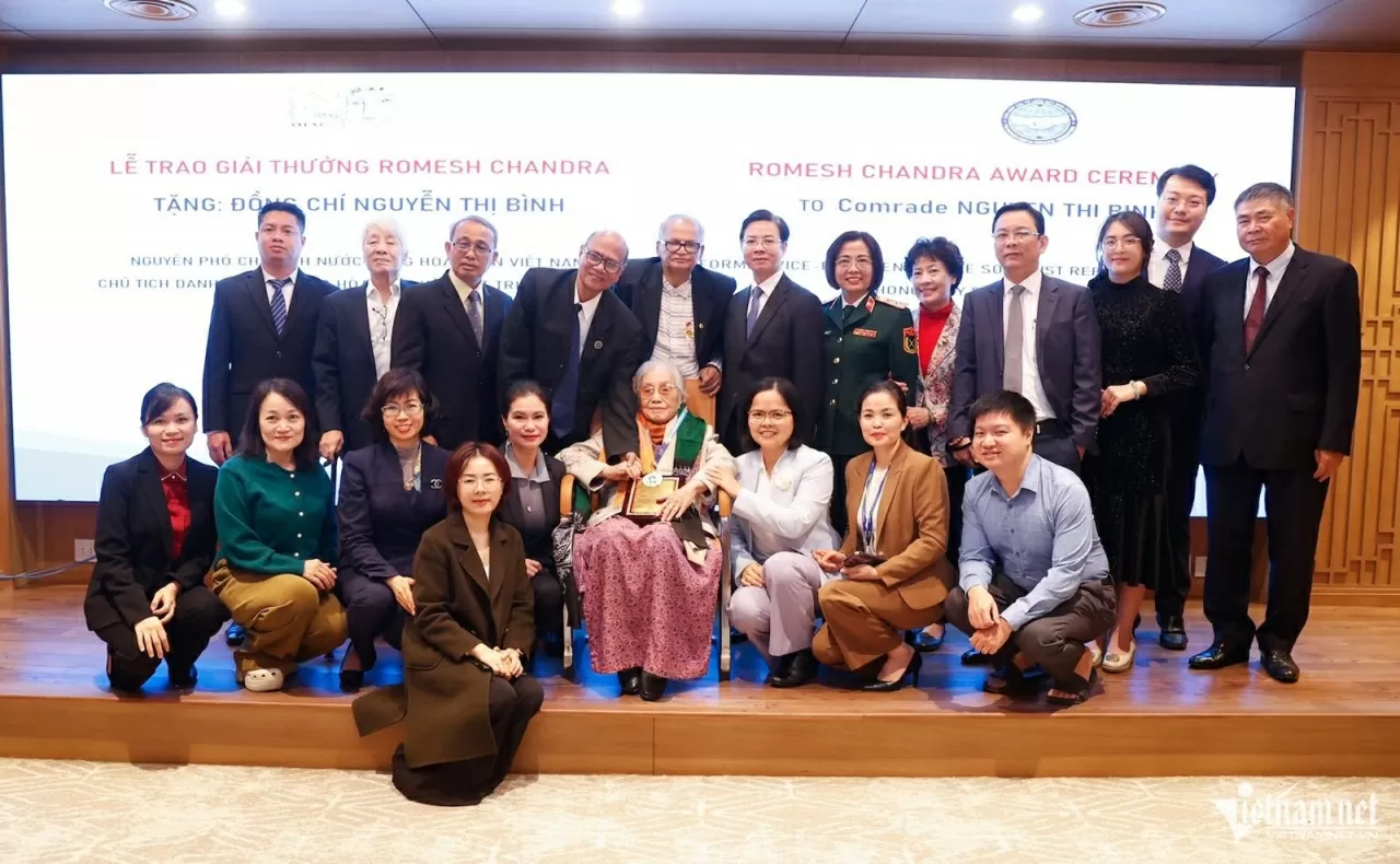 Trao Giải thưởng Hòa bình Romesh Chandra cho nguyên Phó Chủ tịch nước Nguyễn Thị Bình