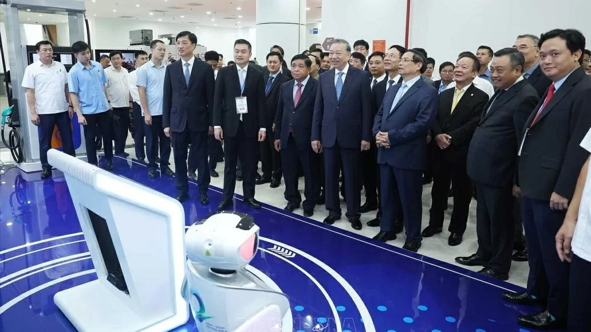 Tổng Bí thư Tô Lâm, Thủ tướng Chính phủ Phạm Minh Chính và các đại biểu tham quan triển lãm quốc tế về đổi mới sáng tạo với chủ đề “Công nghệ chiến lược - Định hình tương lai Việt Nam” ngày 1/10. (Nguồn: TTXVN) Tổng Bí thư Tô Lâm, Thủ tướng Chính phủ Phạm Minh Chính và các đại biểu tham quan triển lãm quốc tế về đổi mới sáng tạo với chủ đề “Công nghệ chiến lược - Định hình tương lai Việt Nam” ngày 1/10. (Nguồn: TTXVN)