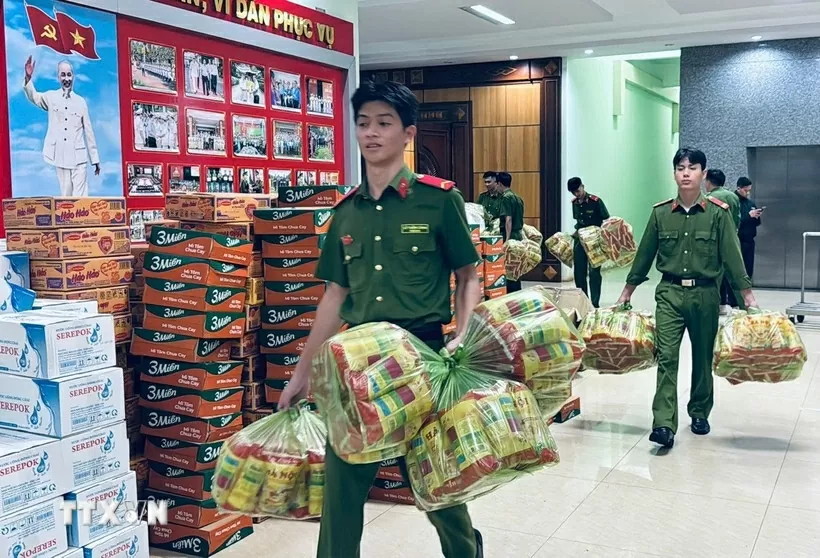 Đắk Lắk, Gia Lai gấp rút vận chuyển, phát lương thực cho dân vùng lũ, bị cô lập