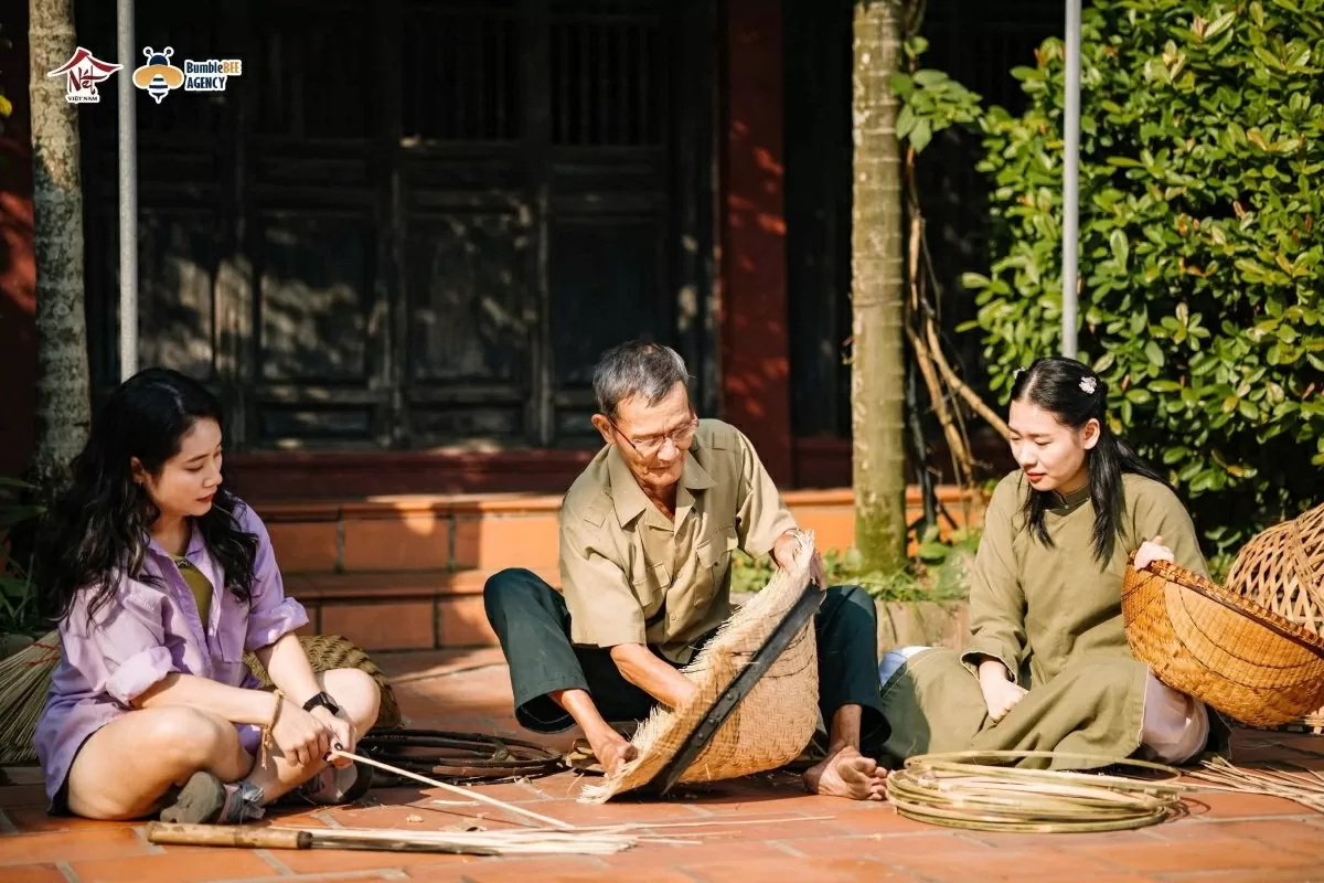 Hoạt động trải nghiệm ở các làng nghề truyền thống của các bạn trẻ. (Nguồn: Nét Việt Nam)