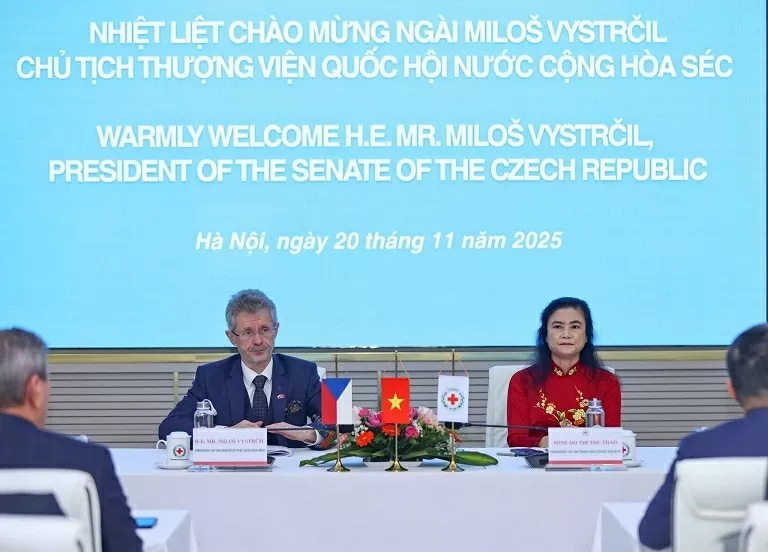 Chủ tịch Thượng viện Quốc hội Czech trao 3,5 tỷ đồng hỗ trợ khắc phục hậu quả bão lũ tại Việt Nam
