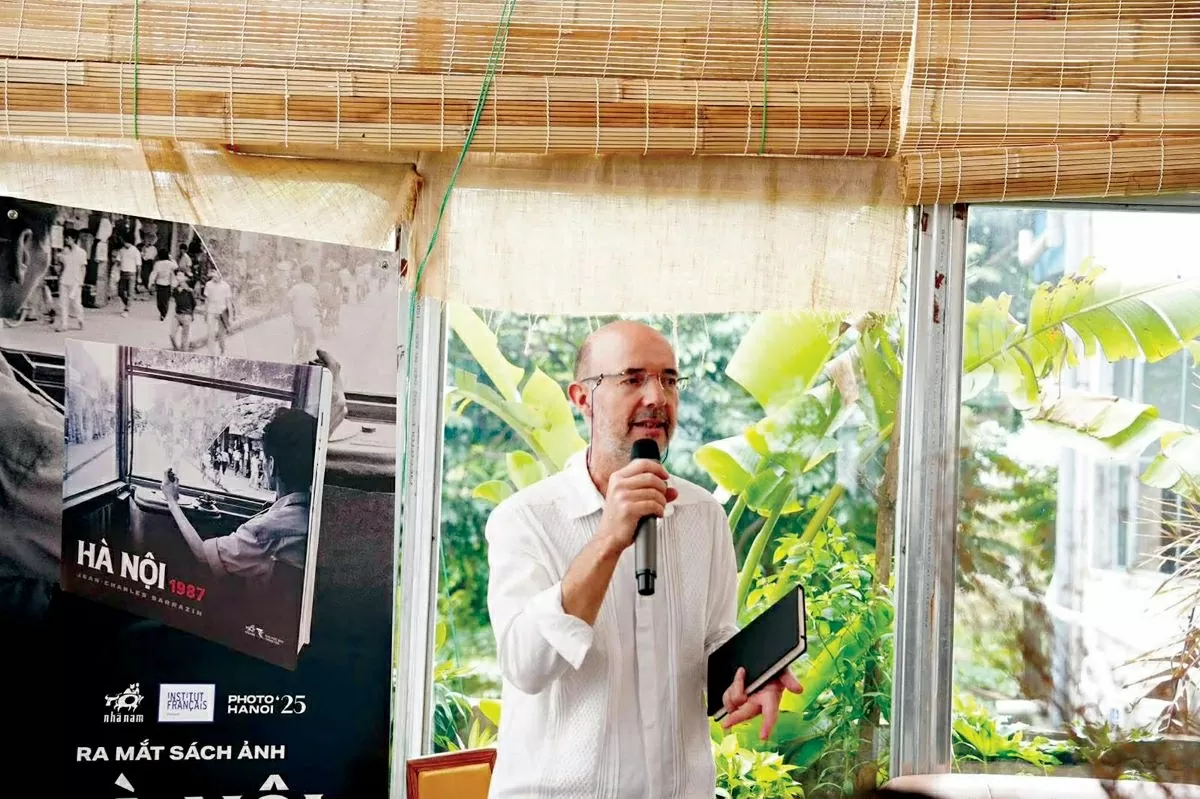 Tác giả Jean-Charles Sarrazin tại buổi ra mắt sách ảnh Hà Nội 1987. (Nguồn: BTC)