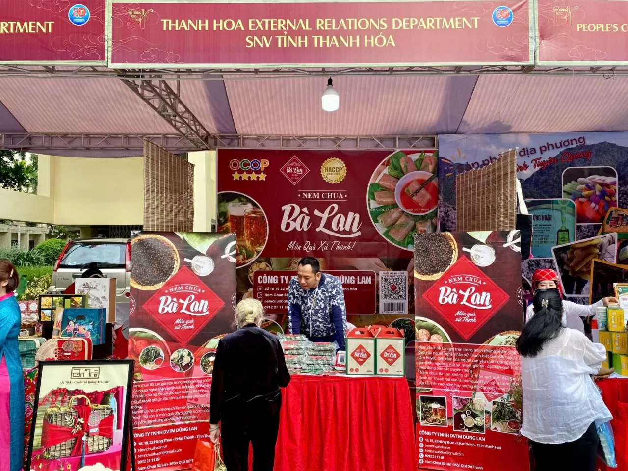 Sở Ngoại vụ tỉnh Thanh Hoá giới thiệu sản phẩm của thương hiệu Nem chua Bà Lan với niềm tự hào của địa phương vốn được mệnh danh là “đất nem chua”. (Ảnh: Xuân Sơn)