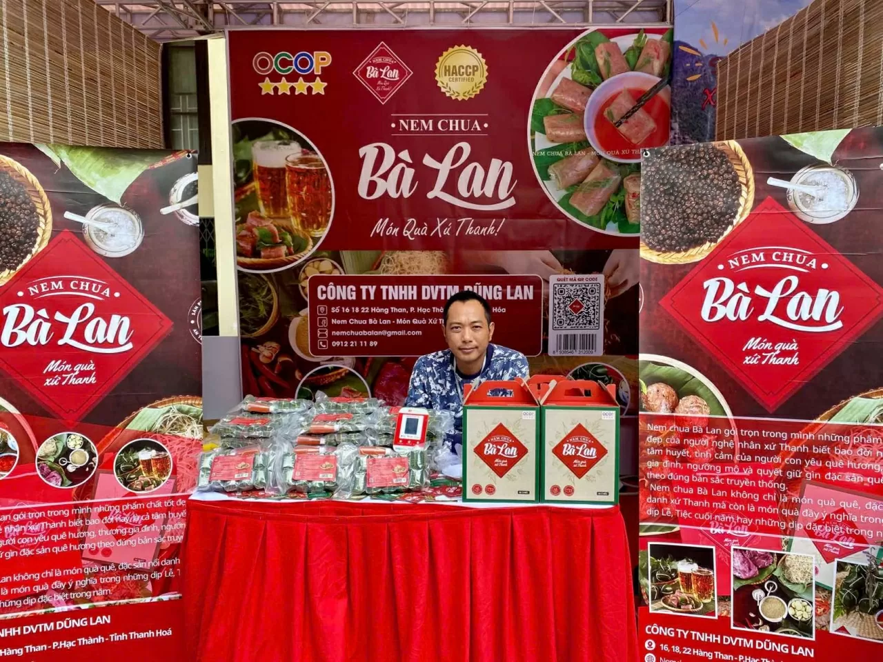 Giữa hàng nghìn cơ sở sản xuất nem chua ở Thanh Hóa, thương hiệu nem chua Bà Lan là đơn vị duy nhất hiện đạt chứng nhận OCOP 4 sao, cùng các tiêu chuẩn chất lượng như ISO 9001:2015 và HACCP. (Ảnh: Xuân Sơn)
