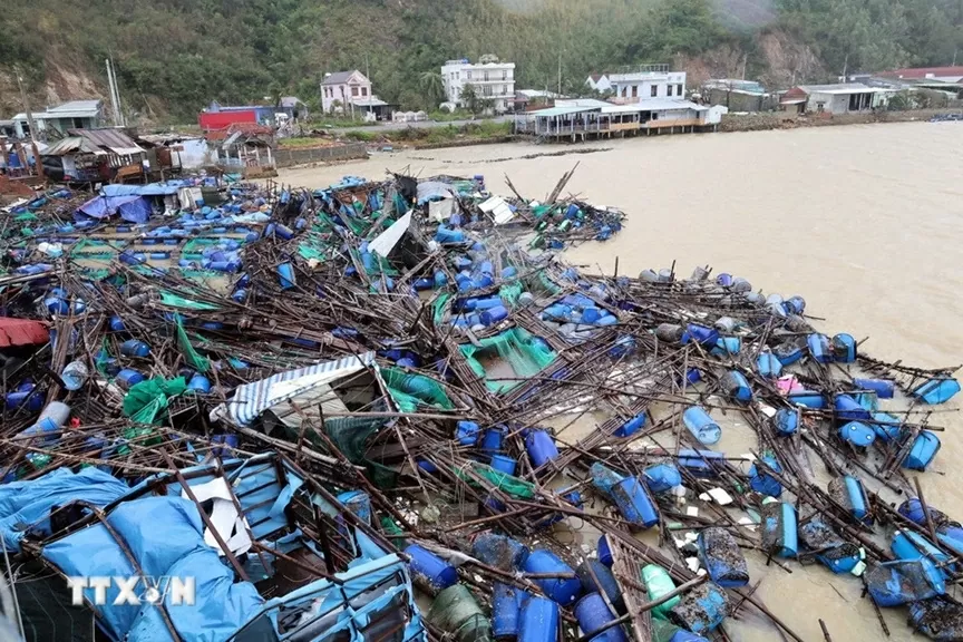 Sân bay Tuy Hoà hoạt động trở lại, các hãng hàng không tích cực vận chuyển hàng hoá cứu trợ đến Trung Bộ