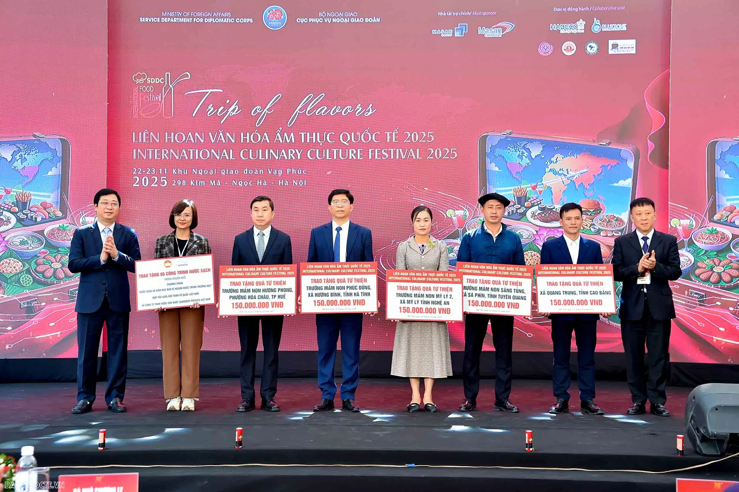 Trong khuôn khổ Liên hoan Văn hóa Ẩm thực Quốc tế 2025, Ban Tổ chức đã triển khai hoạt động trao tặng quà từ thiện, hướng về đồng bào các tỉnh chịu thiệt hại nặng nề do bão lũ.