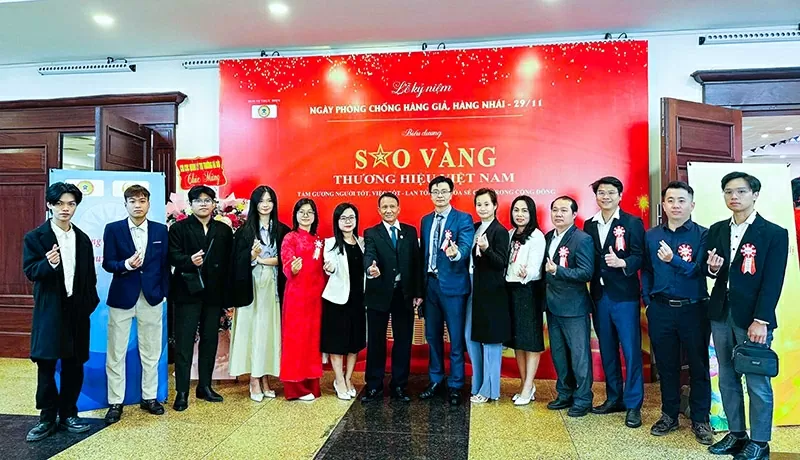 Các thành viên Hội chống hàng giả và Bảo vệ thương hiệu thành phố Hà Nội, Chi Hội Cầu Giấy.