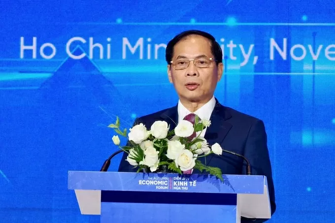Phó Thủ tướng Chính phủ Bùi Thanh Sơn phát biểu tại talkshow Truyền cảm hứng cho giới trẻ với chủ đề “Thế hệ thông minh đương thời” (Intelligent Generation NOW) trong khuôn khổ Diễn đàn Kinh tế Mùa thu 2025. (Ảnh: Hoàng Hùng)