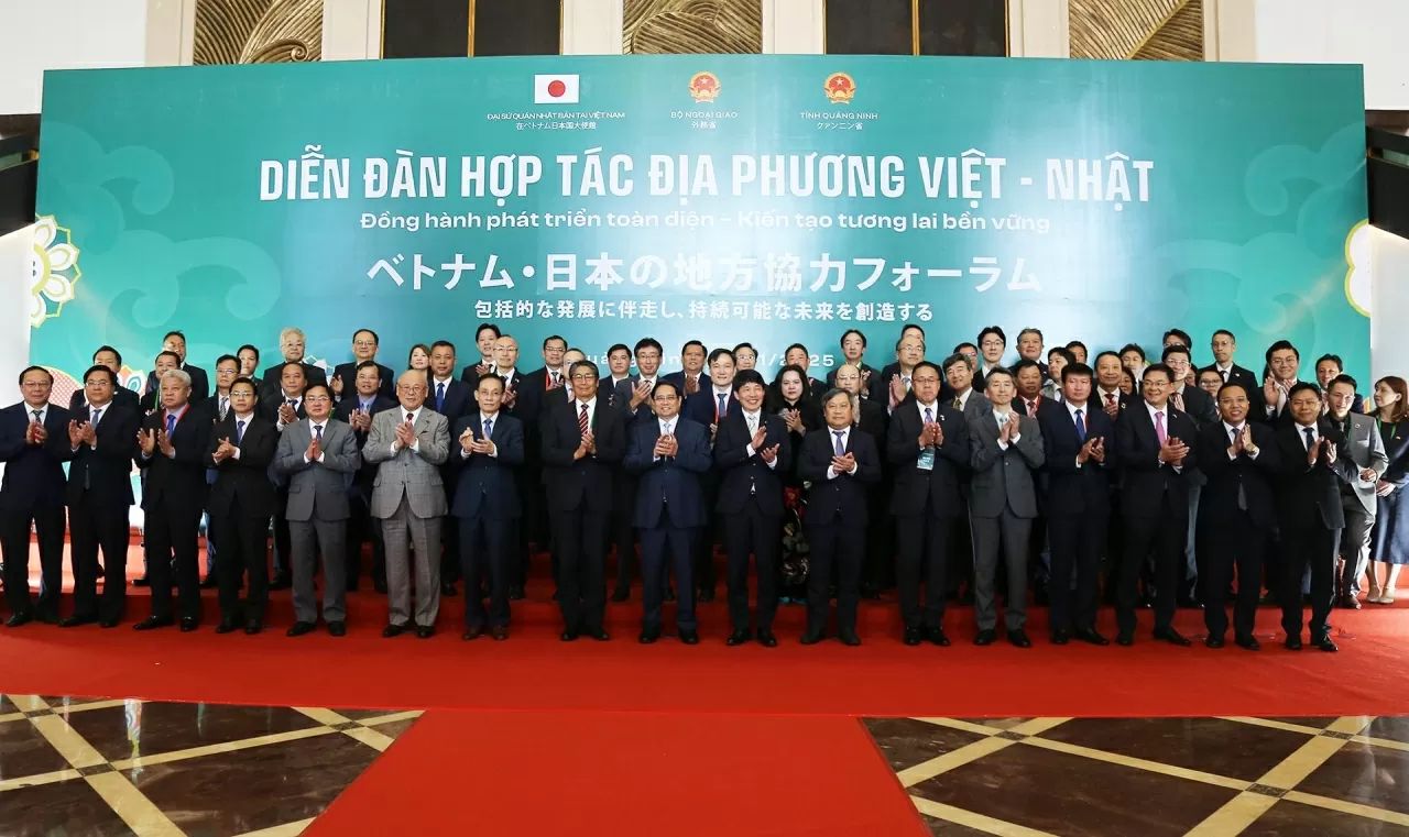 Thủ tướng Chính phủ Phạm Minh Chính chụp ảnh chung cùng với các đại biểu tham dự Diễn đàn hợp tác địa phương Việt - Nhật. (Ảnh: Thành Long)