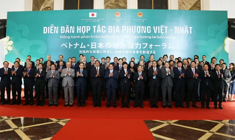 Thủ tướng Chính phủ Phạm Minh Chính chụp ảnh chung cùng với các đại biểu tham dự Diễn đàn hợp tác địa phương Việt - Nhật. (Ảnh: Thành Long)
