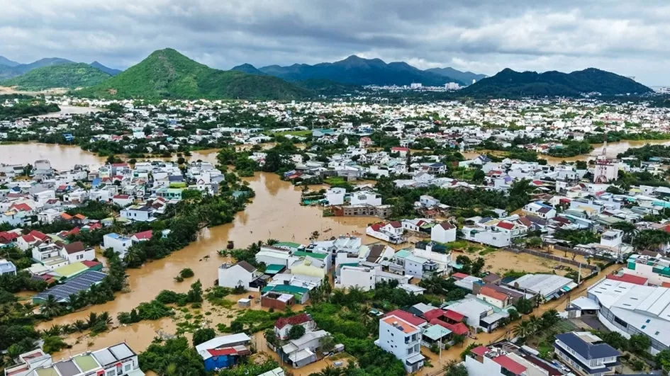 Mưa lũ tại miền Trung gây thiệt hại nặng nề về người và tài sản, nhiều khu vực bị chia cắt, hàng chục nghìn hộ dân chìm trong ngập lụt. (Nguồn: PVN)