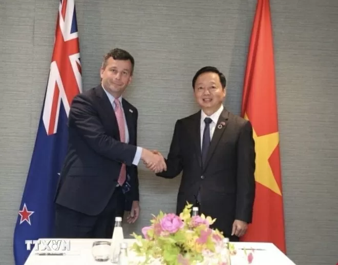 Phó Thủ tướng Trần Hồng Hà và Phó Thủ tướng New Zealand David Seymour. (Nguồn: TTXVN)