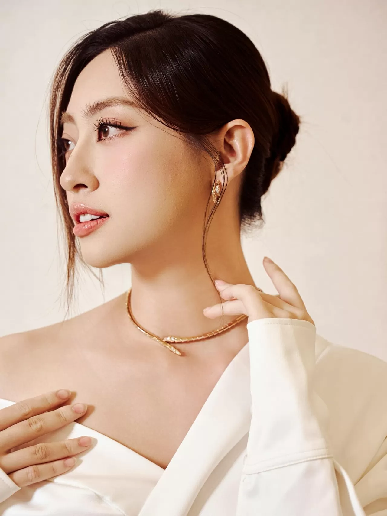 Nhan sắc thăng hạng của Hoa hậu Lương Thùy Linh