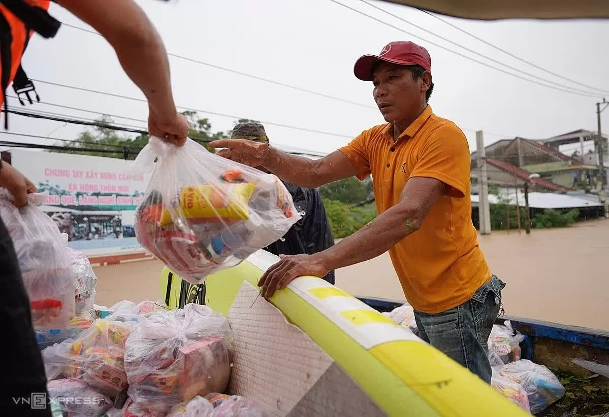 Bạn bè quốc tế hỗ trợ Việt Nam nhận gần 16 triệu USD để khắc phục hậu quả bão lũ Bạn bè quốc tế hỗ trợ Việt Nam gần 16 triệu USD để khắc phục hậu quả bão lũ