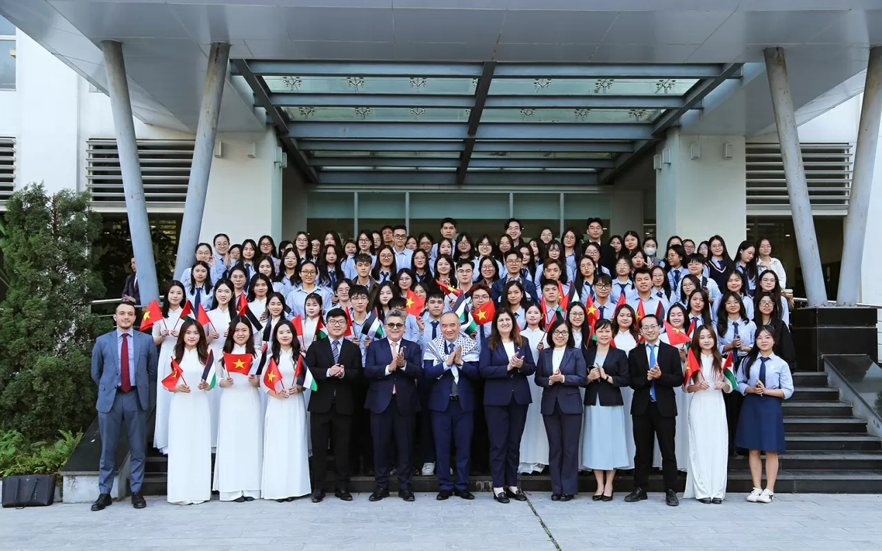 Bộ trưởng Varsen Aghabekian và các đại biểu chụp ảnh chung cùng sinh viên Học viện Ngoại giao. (Ảnh: Thành Long)