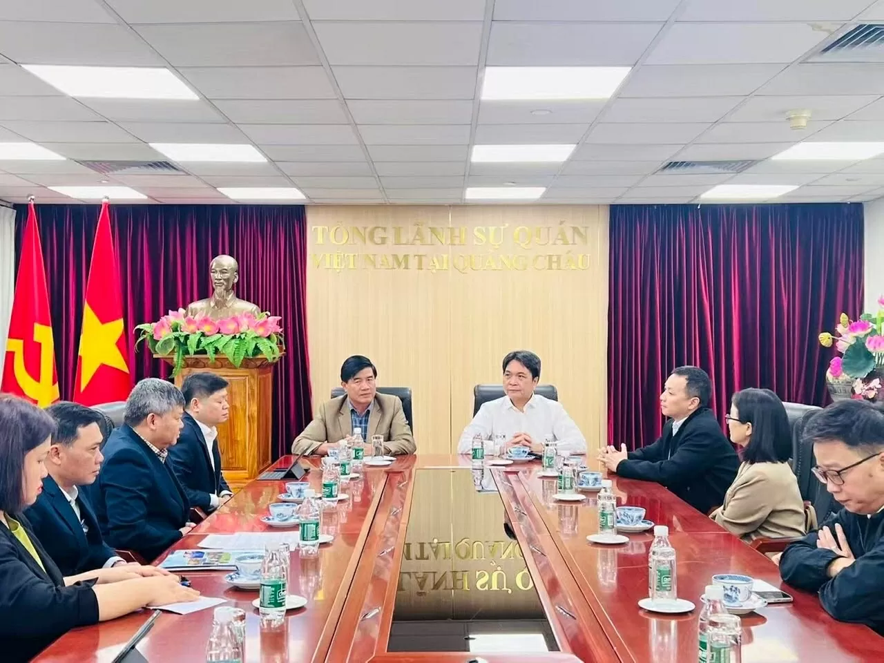 Tổng Lãnh sự Nguyễn Việt Dũng tiếp và làm việc  với đoàn UBND tỉnh Đắk Lắk.