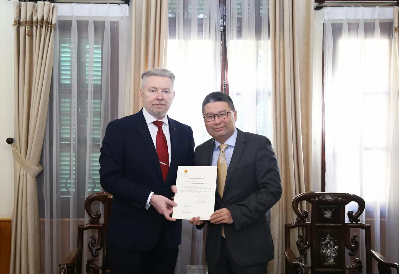 Cục trưởng Doãn Hoàng Minh trao Giấy Chấp nhận lãnh sự cho ông Alexander Sidoruk, Tổng Lãnh sự Belarus tại Thành phố Hồ Chí Minh. (Ảnh: Thành Long)