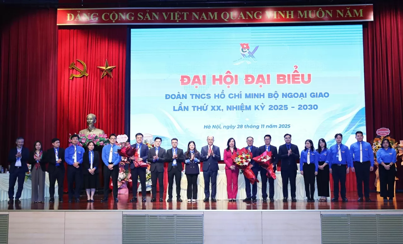 Thứ trưởng Lê Thị Thu Hằng chúc mừng Ban Chấp hành Đoàn TNCS Hồ Chí Minh Bộ Ngoại giao khóa XX, nhiệm kỳ 2025-2030. (Ảnh: Thành Long) Thứ trưởng Lê Thị Thu Hằng chúc mừng Ban Chấp hành Đoàn TNCS Hồ Chí Minh Bộ Ngoại giao khóa XX, nhiệm kỳ 2025-2030. (Ảnh: Thành Long)