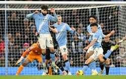 Phil Foden tỏa sáng phút bù giờ, Man City tạm vượt qua Chelsea