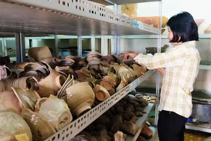 Cán bộ Bảo tàng tỉnh Gia Lai kiểm tra các kho hiện vật sau mưa bão. (Ảnh: Ngọc Nhuận)
