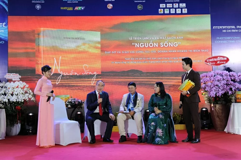 GS.TS Nguyễn Thiện Nhân, Đại tá Đoàn Hoài Trung và tác giả Hoàng Thị Bích Thảo. (Ảnh: BTC) GS.TS Nguyễn Thiện Nhân, Đại tá Đoàn Hoài Trung và tác giả Hoàng Thị Bích Thảo. (Ảnh: BTC)