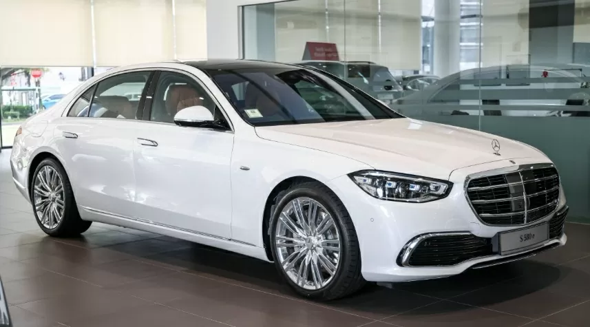 Mercedes-Benz S580e 2026 toát lên vẻ sang trọng đặc trưng của dòng S-Class. Mercedes-Benz S580e 2026 toát lên vẻ sang trọng đặc trưng của dòng S-Class.