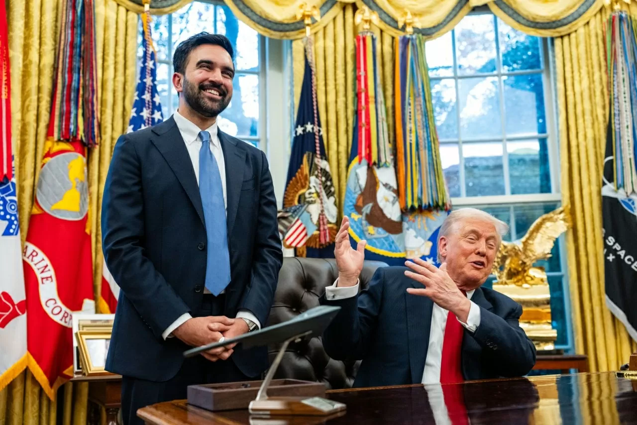 Tổng thống Mỹ Donald Trump ra hiệu với Thị trưởng đắc cử của New York, Zohran Mamdani, khi họ trả lời các phóng viên tại Phòng Bầu dục của Nhà Trắng vào thứ Sáu, ngày 21/11. Ông Trump dành nhiều lời khen cho ông Mamdani, cho rằng ông và người mà ông thường xuyên (nhưng sai sự thật) gọi là “một kẻ cộng sản” thực ra có khá nhiều điểm chung. Đây là một cái kết đầy bất ngờ và tích cực cho một cuộc gặp có tính chất căng thẳng cao giữa hai chính trị gia hoàn toàn đối lập, những người đã dành nhiều tháng qua để công kích lẫn nhau bằng những lời lẽ gay gắt. (Nguồn: The New York Times)