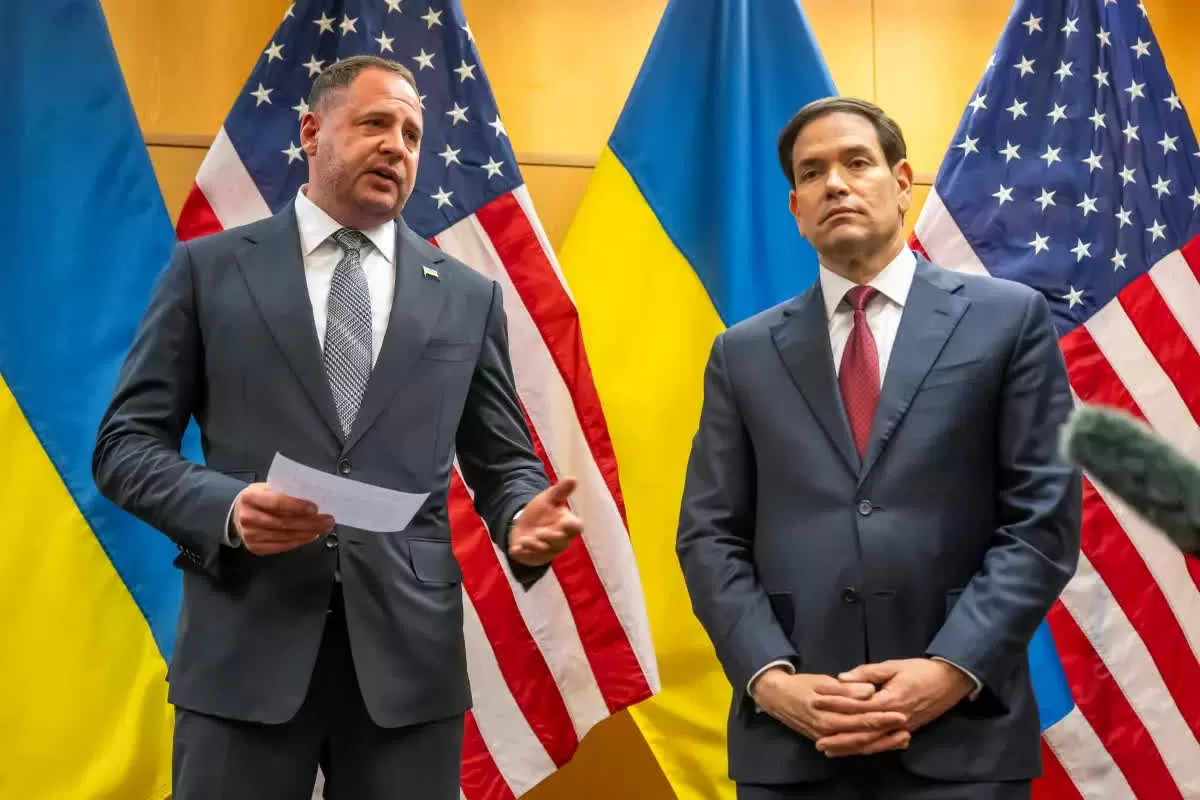 Chánh Văn phòng Tổng thống Ukraine Andriy Yermak (trái) và Ngoại trưởng Mỹ Marco Rubio phát biểu tại họp báo sau tham vấn ở Geneva (Thụy Sỹ) ngày 23/11. (Nguồn: Keystone)