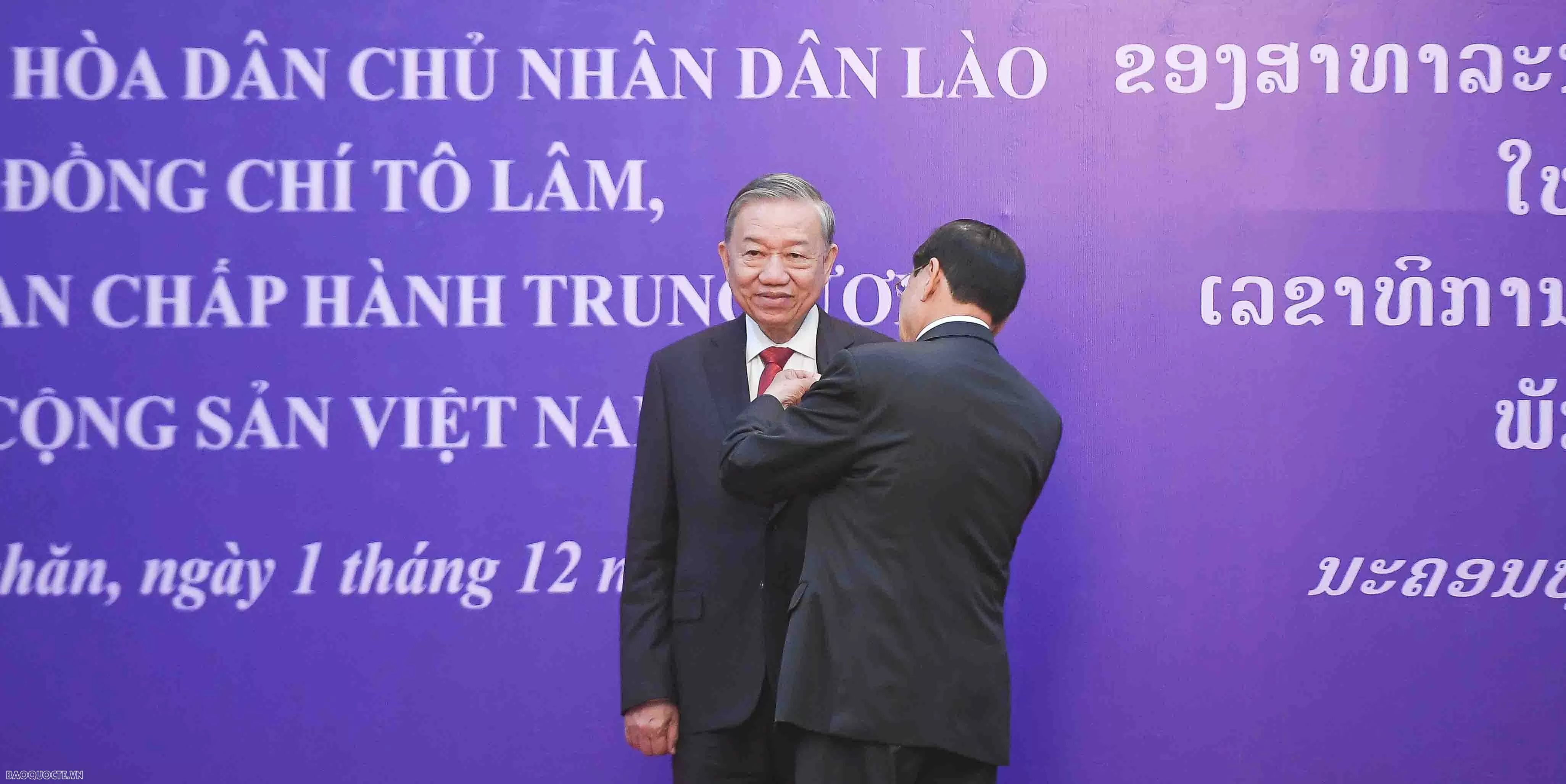 Tổng Bí thư, Chủ tịch nước Lào trao Huân chương Vàng Quốc gia cho Tổng Bí thư Tô Lâm