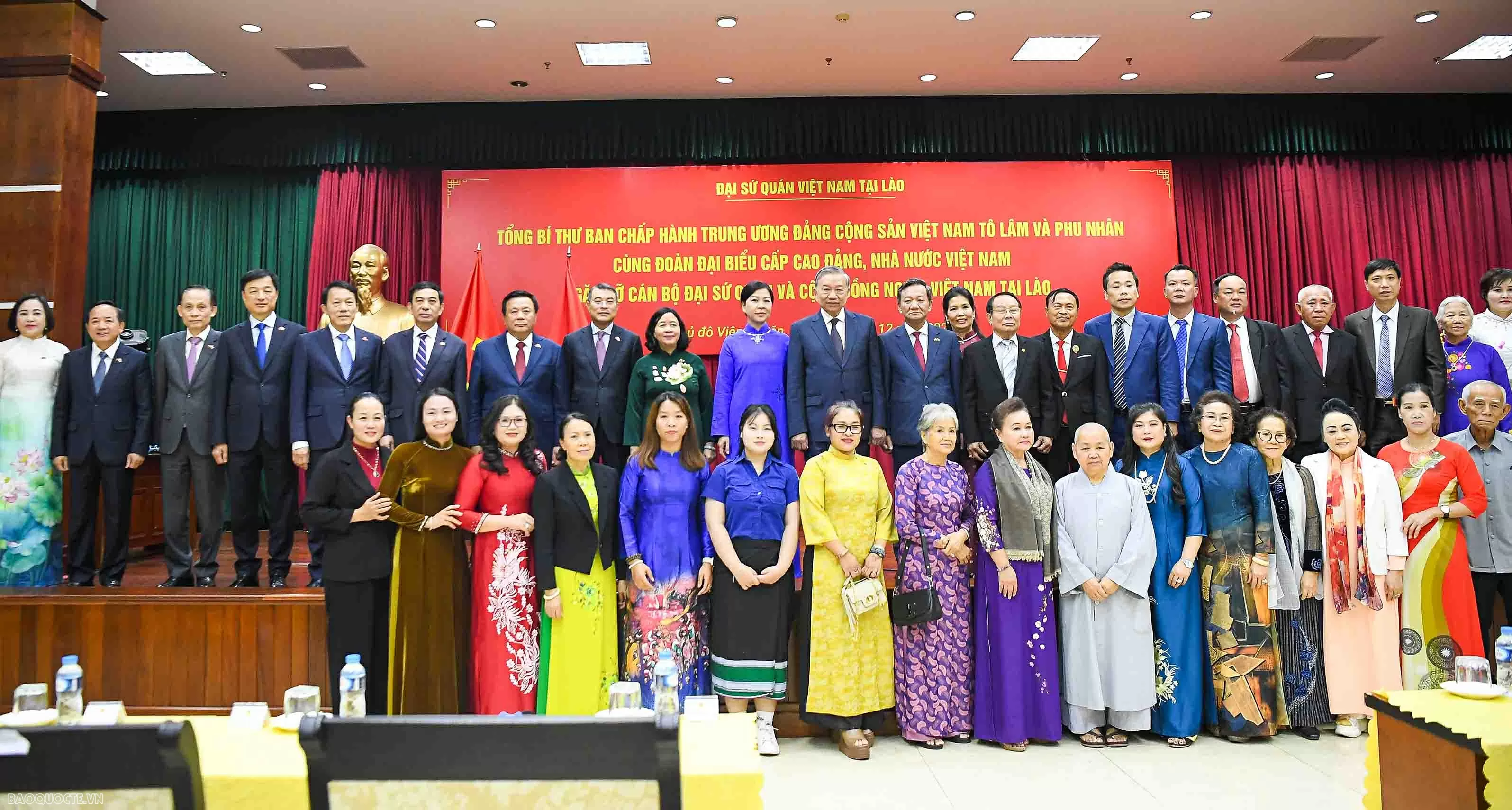 Tổng Bí thư Tô Lâm gặp gỡ cán bộ Đại sứ quán và cộng đồng người Việt Nam tại Lào