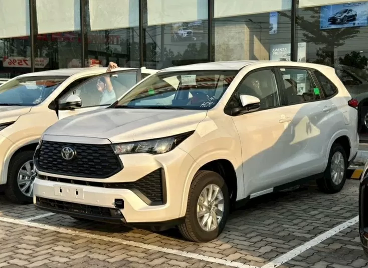 Thân xe sở hữu các đường dập nổi rõ nét, kết hợp bộ mâm hợp kim 5 chấu mạ bạc kích thước 16 inch.