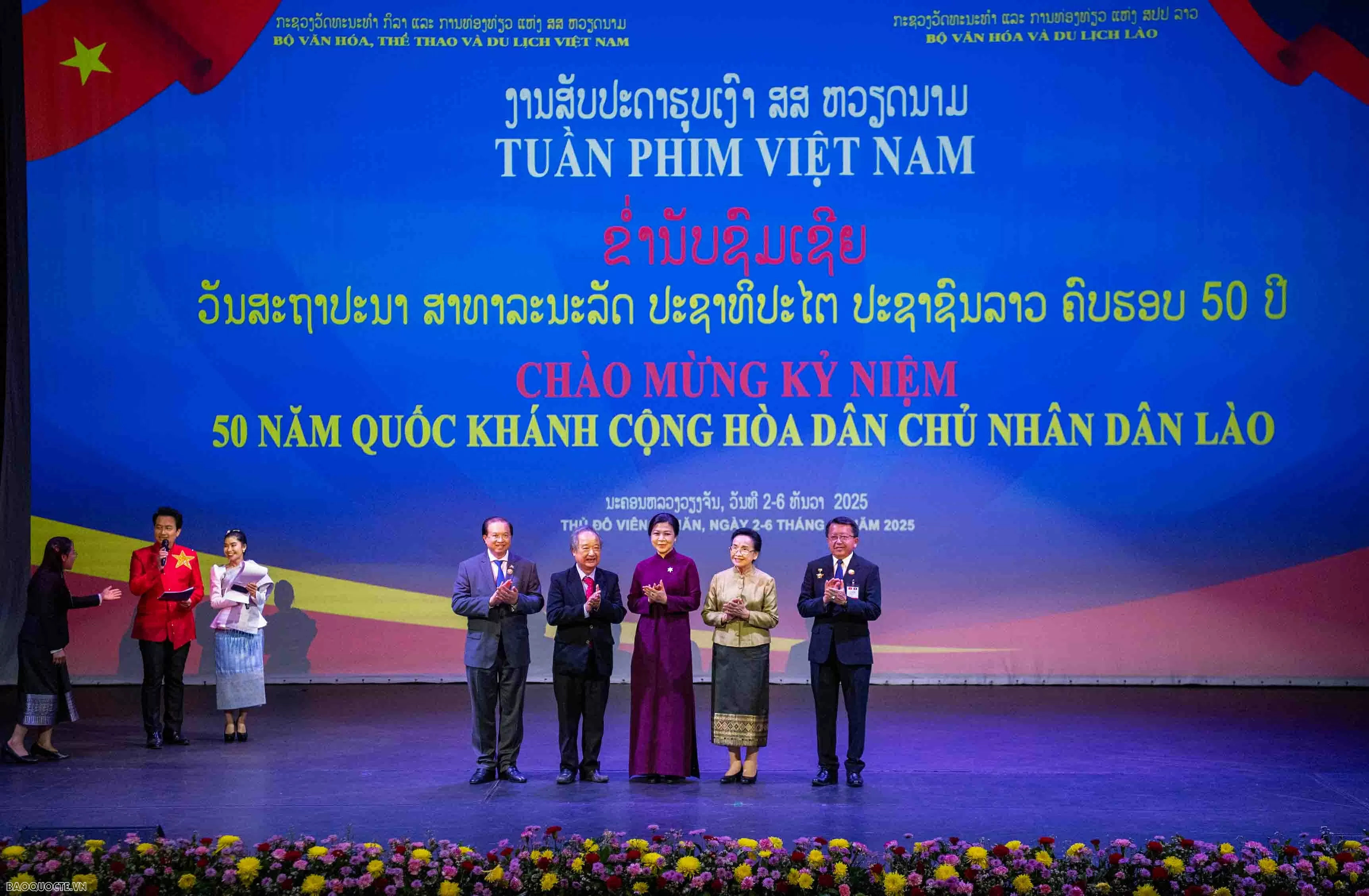 Hai Phu nhân, hai Thứ trưởng chụp ảnh với đạo diễn NSND Nguyễn Như Vũ, tác giả bộ phim tài liệu “Chủ tịch Kaysone Phomvihane với Việt Nam”.