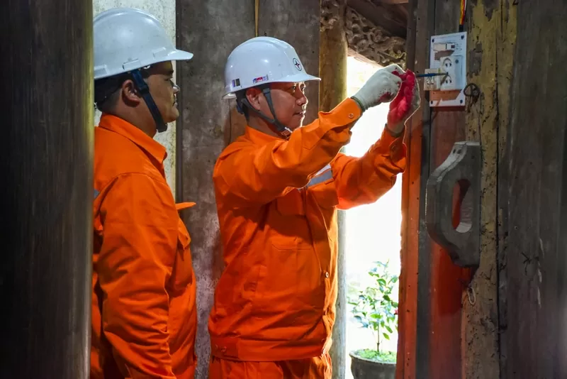 Cán bộ công nhân viên EVNHANOI thực hiện kiểm tra thiết bị điện